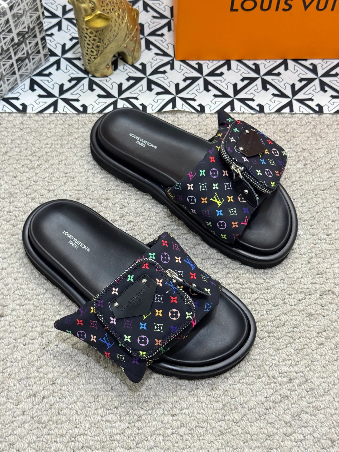 Men's shoes 💰400 [New style] 🦇🦇Top original order [Louis Vuitton] Couple style 👫Spring and summer style🎯🎯As an active family in the fashion industry ⭐ Lv is characterized by bold innovation ⚡Fabric down cloth🔥 Combined outsole, clean and tidy ⚡Fashionable and generous🌹Multiple colors available..Size: 36-44 (45 customized